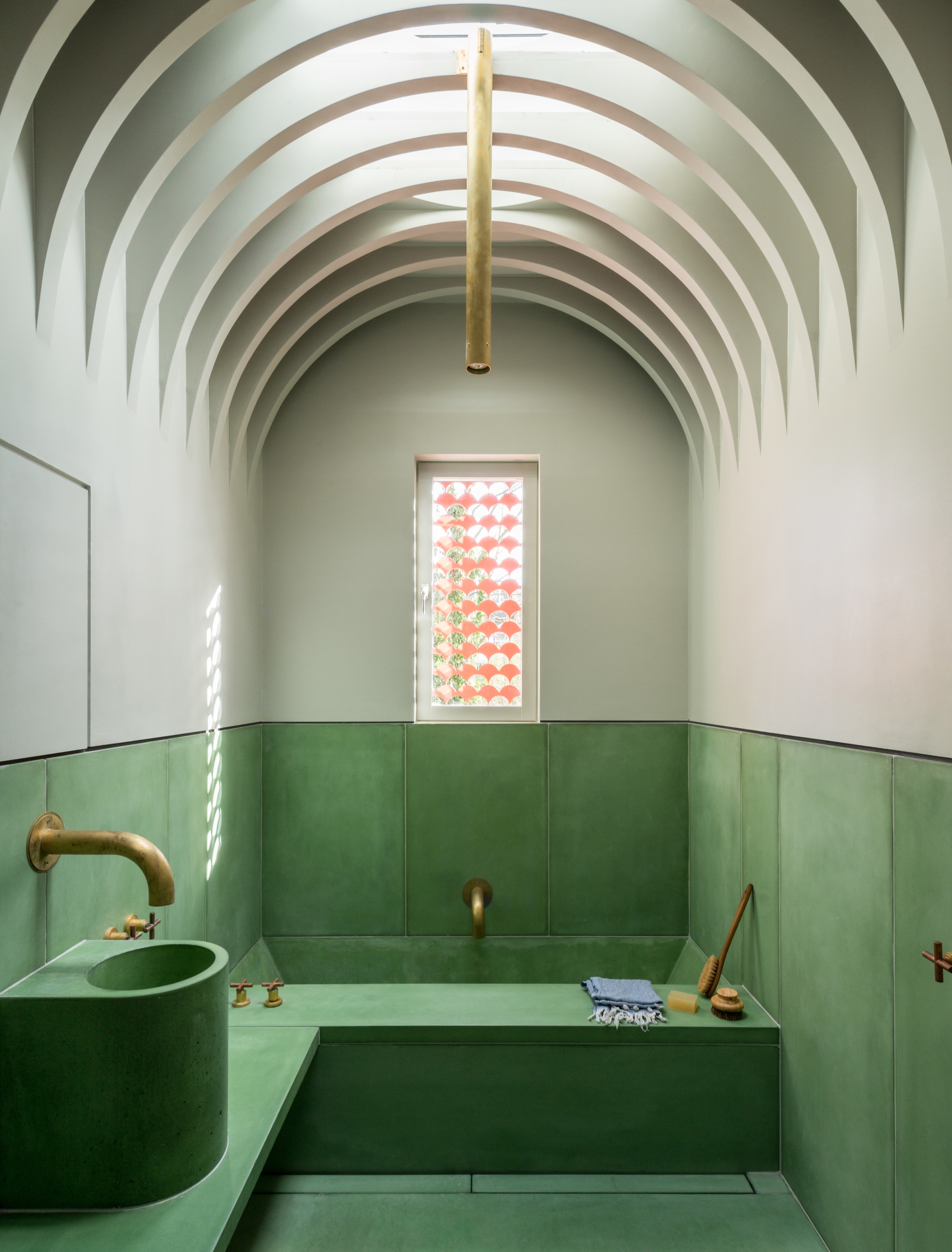 Weisse Balocchi-Armaturen von Fantini (oben), Aufsatzwaschbecken bei OLG50 (Mitte) und das Badehaus aus pigmentiertem Beton bei Recast (unten). Fotos: Biderbost Photo (Mitte), French + Tye (unten)
