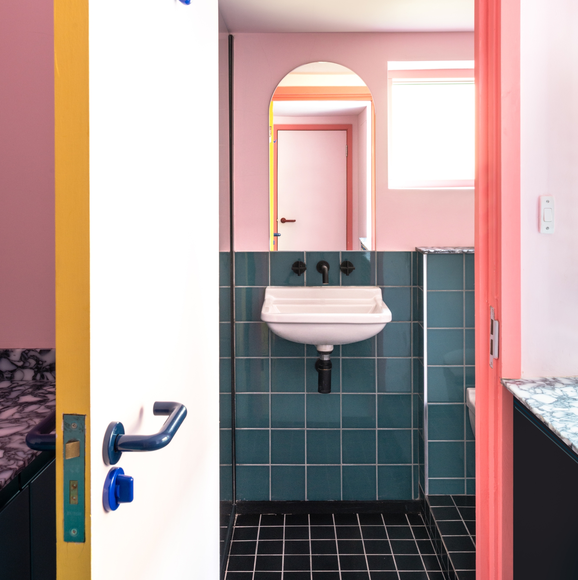 Leggi la storia Five ways to decorate charismatic bathrooms that wash you with colour