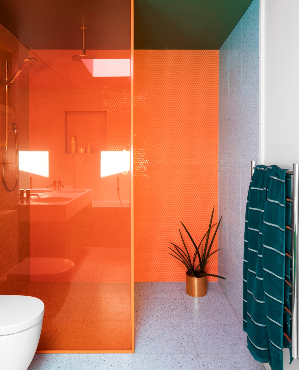 Teal und Pink im Verhältnis 70/30 bei Home for Readers (oben) und das wilde Colour-Blocking bei Modernist Wonderland Renovation (Mitte, unten). Fotos: Alberto Strada (oben), Martina Gemmola (mitte, unten)