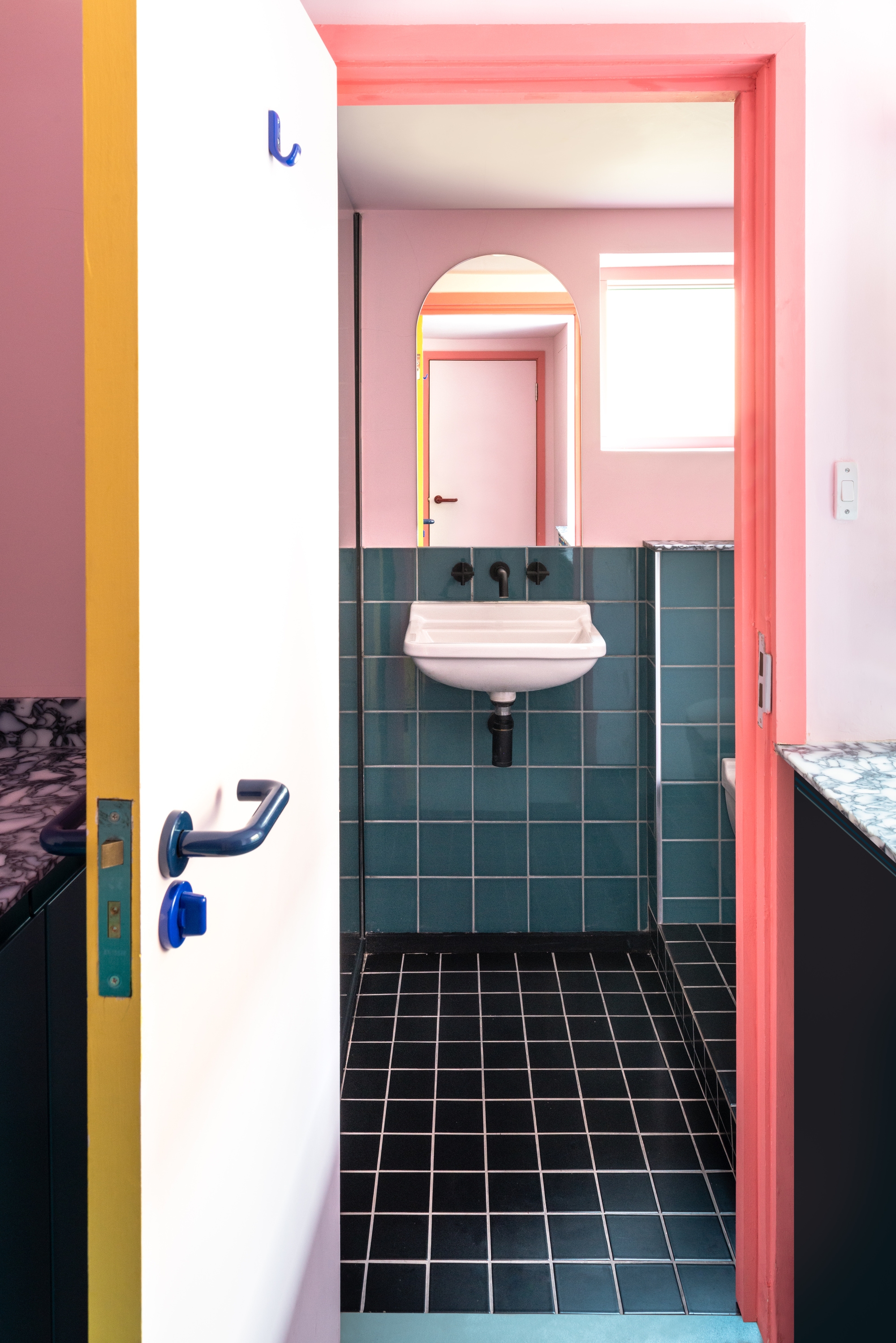 Frische, farbige Handtücher in Dolores Heights (oben) und kontrastreiche Farben auf allen Oberflächen, Armaturen und Einrichtungen in Mo-Tel (Mitte, unten). Fotos: Matthew Millman (oben), French + Tye (mitte, unten)