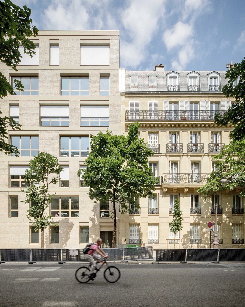 With its facade of handmade blond bricks, Notre-Dame des Oiseaux High School’s extension complements the traditional Parisian architecture surrounding it. Photos: 11h45