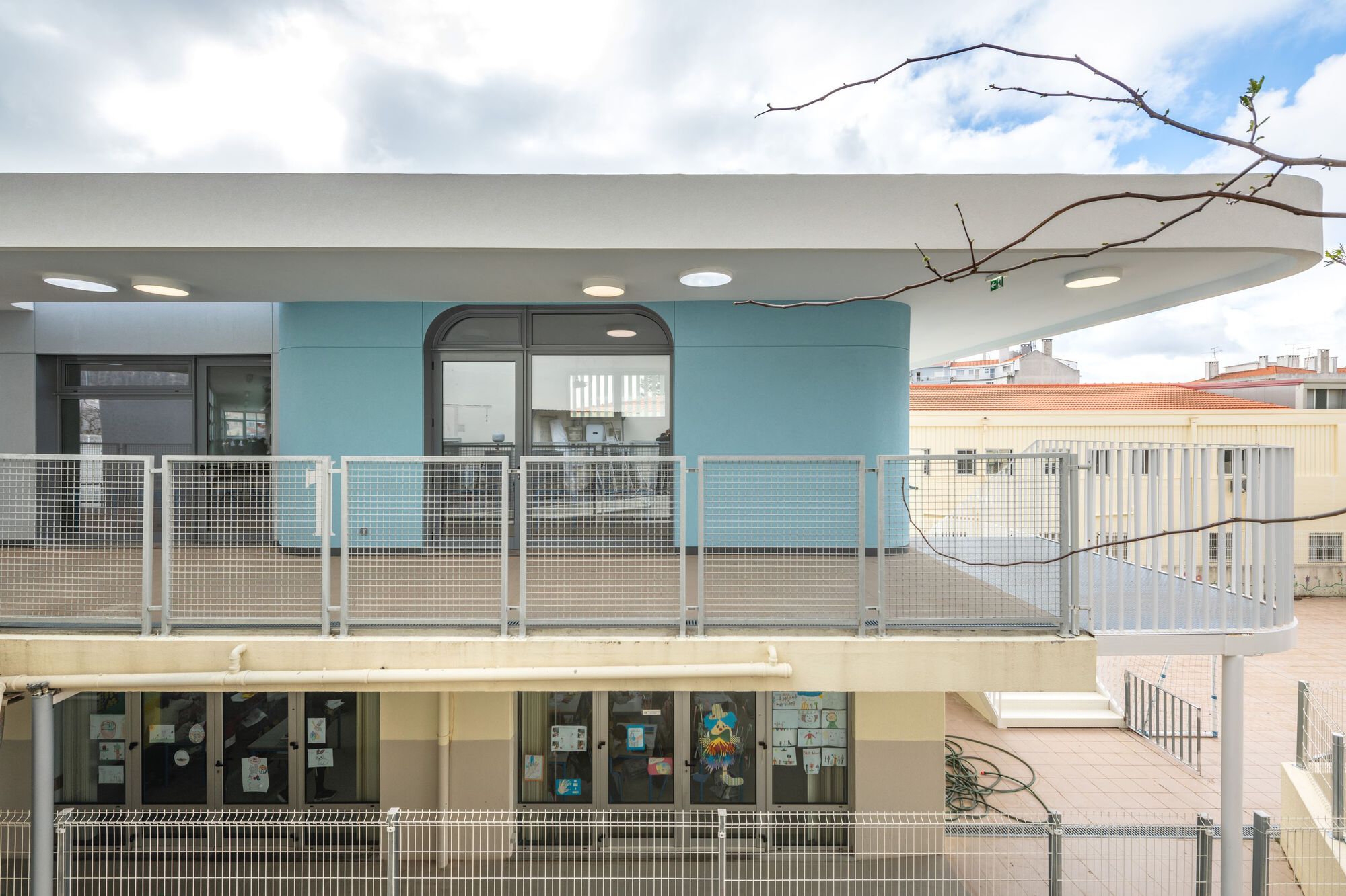 Brightening up the school day, the Grémio School’s terrace balcony corridors and accompanying curves and colours encourage outdoor travel between classrooms and other areas. Photos: João Guimarães