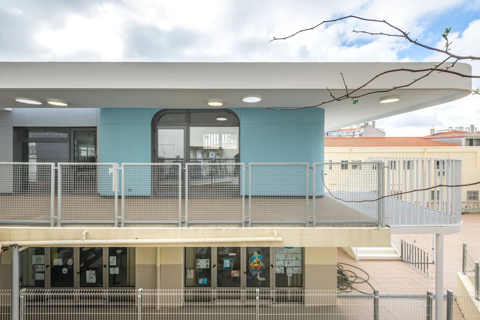 Brightening up the school day, the Grémio School’s terrace balcony corridors and accompanying curves and colours encourage outdoor travel between classrooms and other areas. Photos: João Guimarães