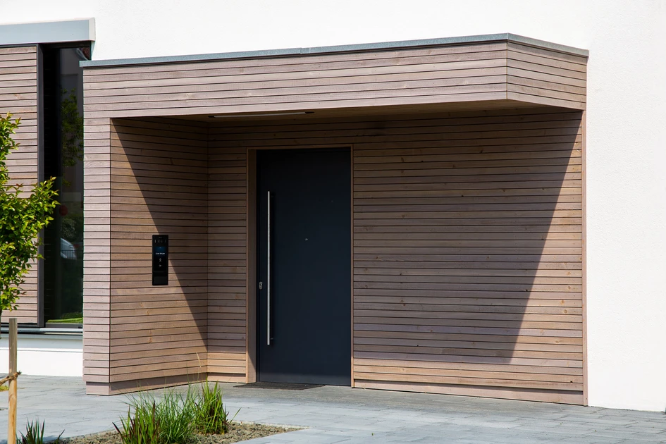 Harmonisch integrieren lässt sich die Aussenstation Elcom motion auf diversen Fassadenoberflächen von Holz bis Schiefer sowie als Aufputz-, Unterputz-, Hohlwandgehäuse