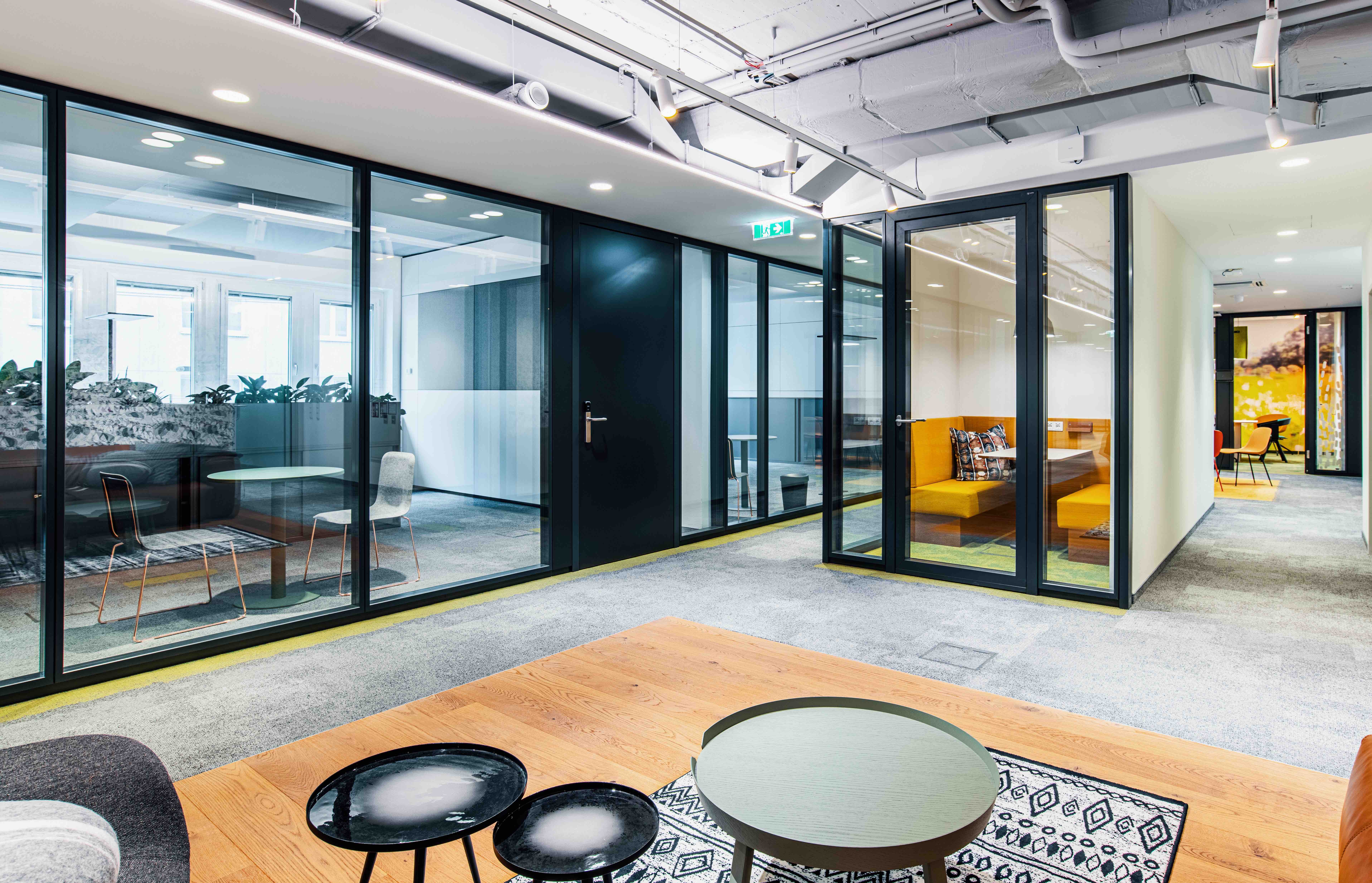 Strähle's glass walls can be seen more as a connecting element, rather than one that separates, for example at Scout24 in Berlin (above). Another benefit is the system's excellent sound insulation properties