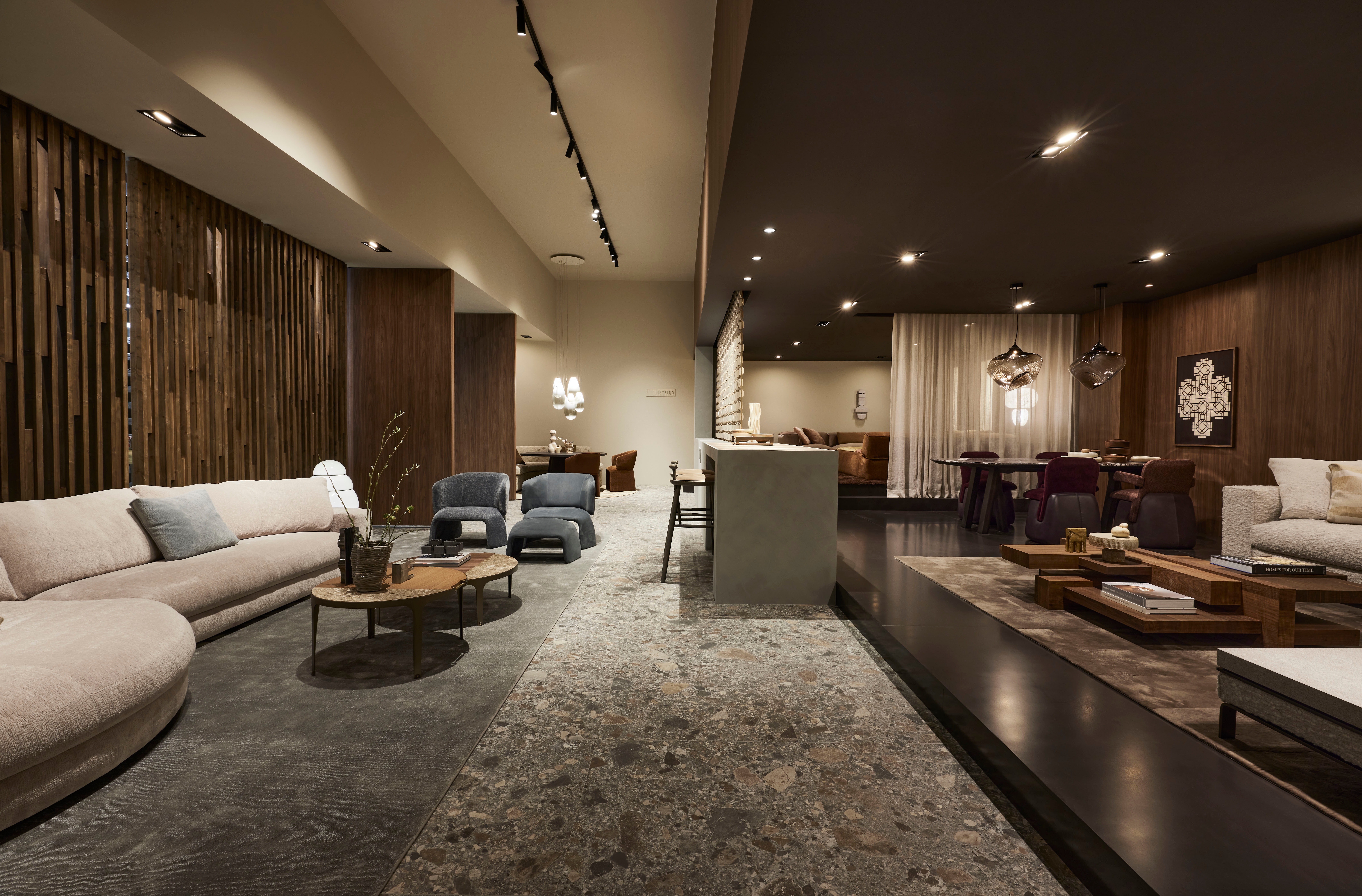 Der diesjährige Stand von Linteloo auf dem Salone del Mobile, auf dem unter anderem Clamp und das neue kurvenreiche Sofa Miami von Jan te Lintelo zu sehen waren