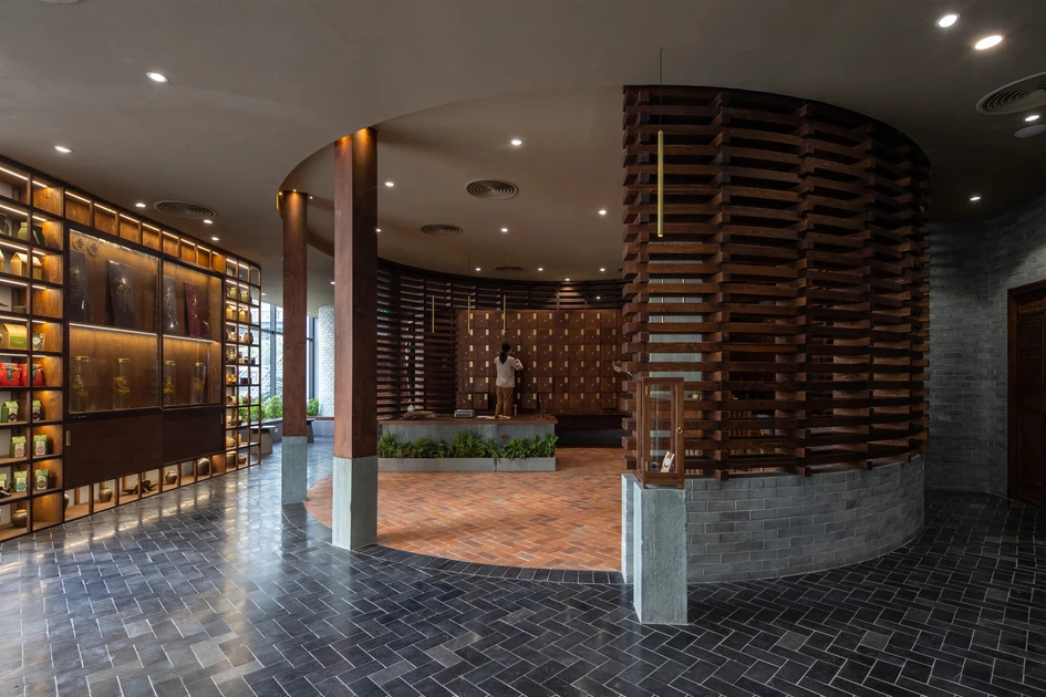 By contrasting terracotta and natural stone tiles in its flooring, the Phong Kham Yacht Traditional Clinic has a trustworthy and authoritative presence within its transparent architecture. Photo: Hoang Le