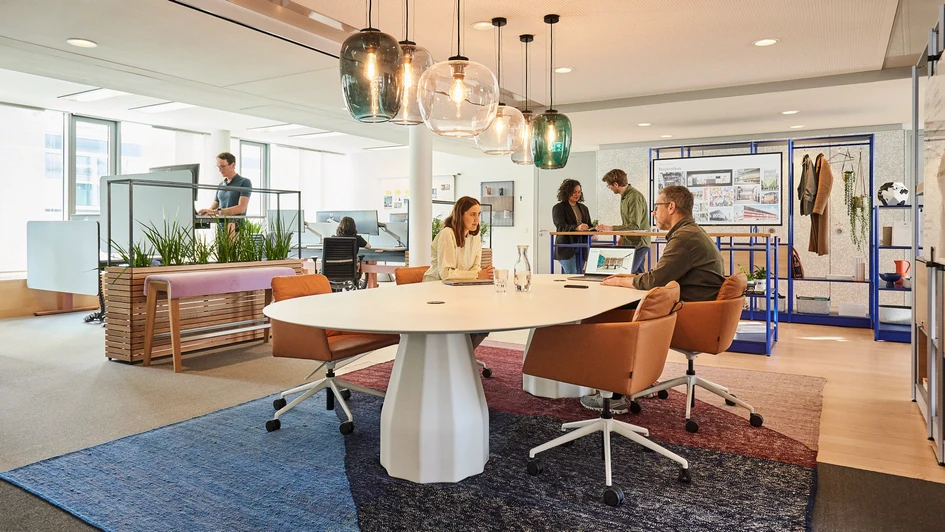 Employees and customers enjoy the new interior design of Steelcase’s Learning + Innovation Center in Munich
