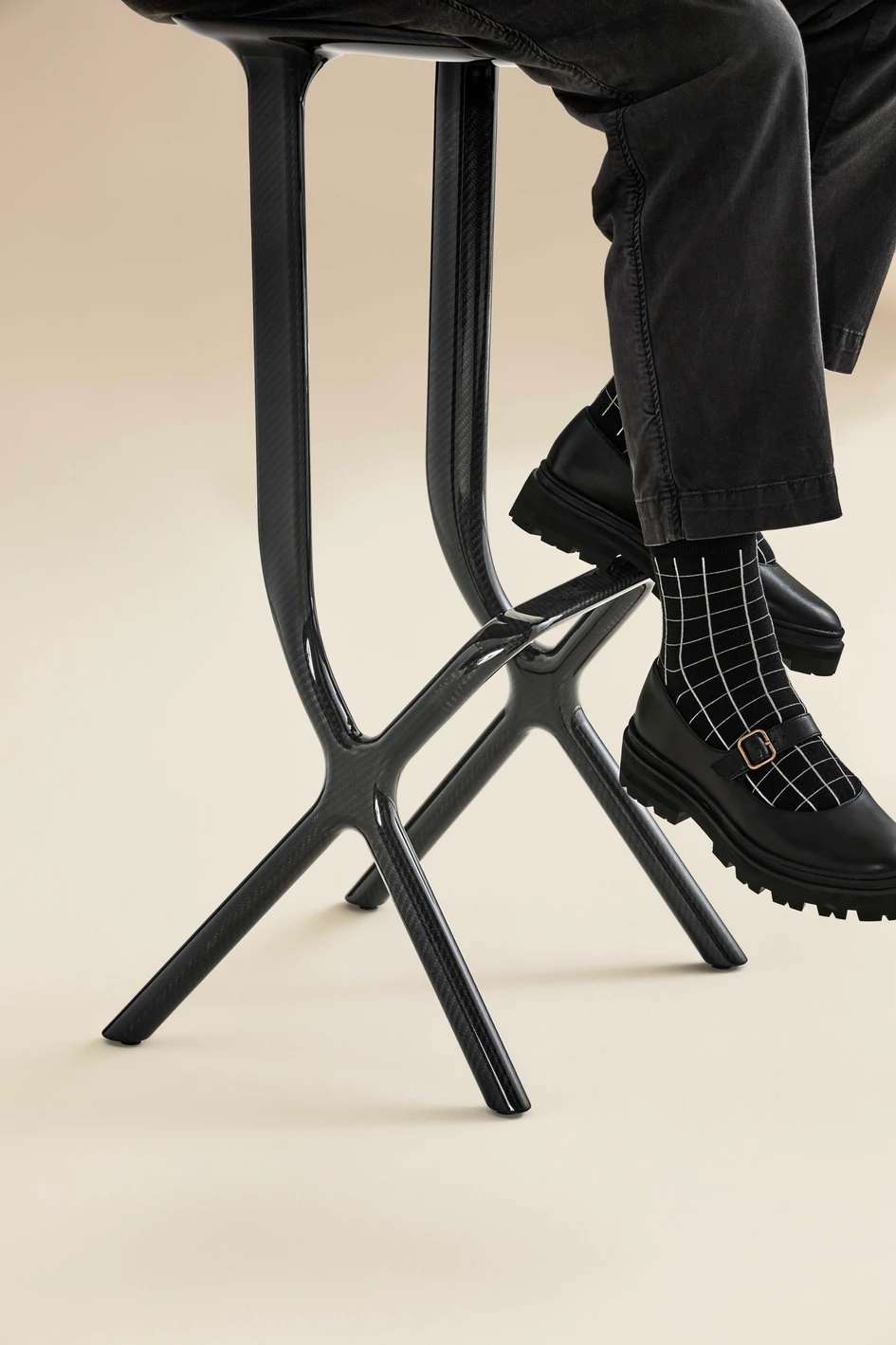 The dynamic LessThanFive Stool is both economical and ergonomic thanks to its carbon fibre material