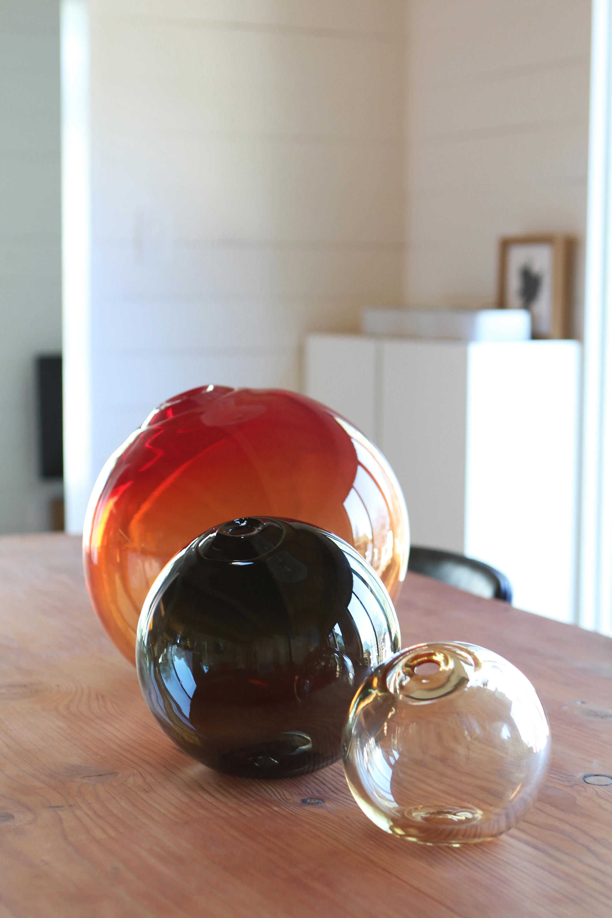 Green and red accents are scattered through Yugen House (top) and Momentum Apartment (middle) respectively. Objects such as Float Vessel by SkLO (bottom) add colour anywhere. Photos: Denilson Machado (top), Eduardo Macarios (middle)