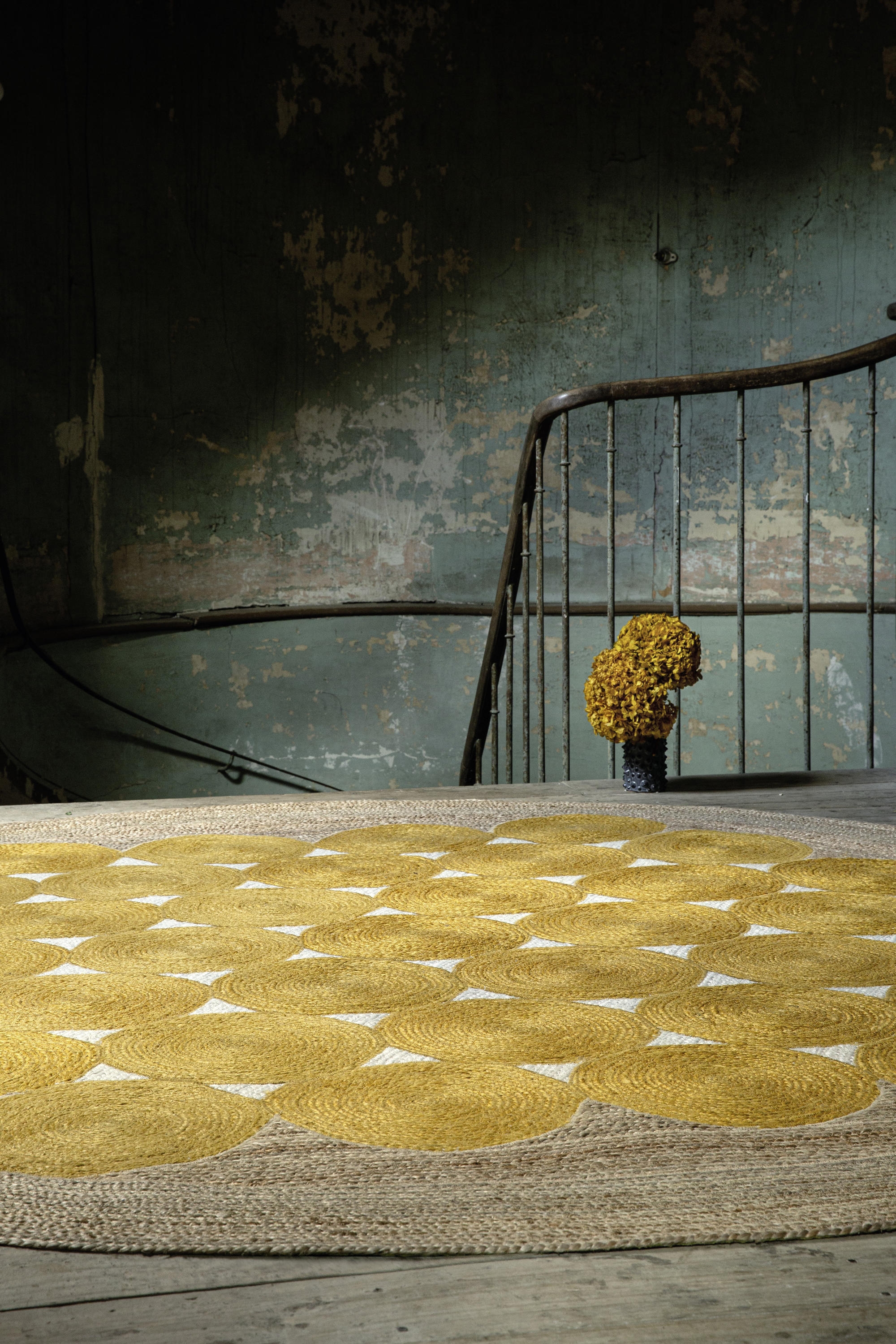 Palm Frond Retreat (top) and Canning Street House (middle) break down their contemporary clean lines with organically shaped furniture. Élitis' Kool Havane rug (bottom) adds shape from the ground up. Photos: Tom Ferguson (top), Eve Wilson (middle)