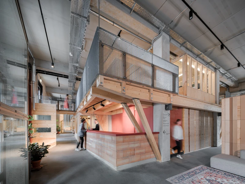 Circularity right up to the roof: Several components used in the development of the Berlin Impact Hub were recycled from elsewhere. LXSY Architects made the reuse of materials a key design principle. Photo: Studio Bowie
