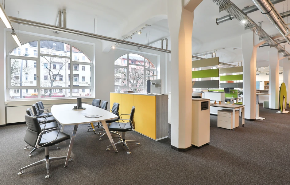 Inspiring location: PALMBERG's Berlin showroom at the Erlenhöfe Business Park spans over 400 sqm and was formerly a research and development site of AEG