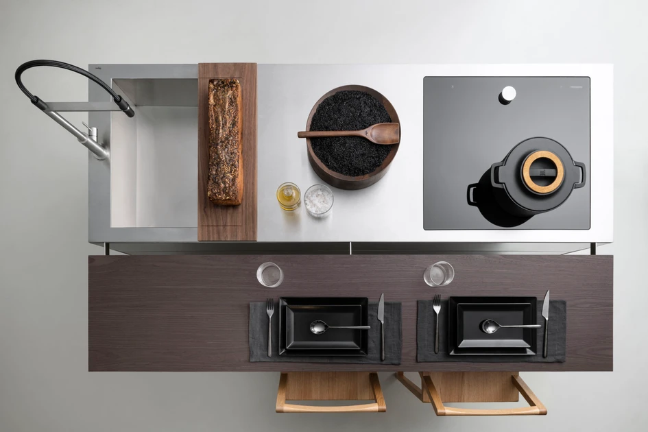 Die preisgekrönte Küche von Andrea Federici, die aussergewöhnliche Materialien, Design und Verarbeitung in kleine Räume bringt, hat neue Elemente erhalten, darunter diese diskret eingebaute Snackbar