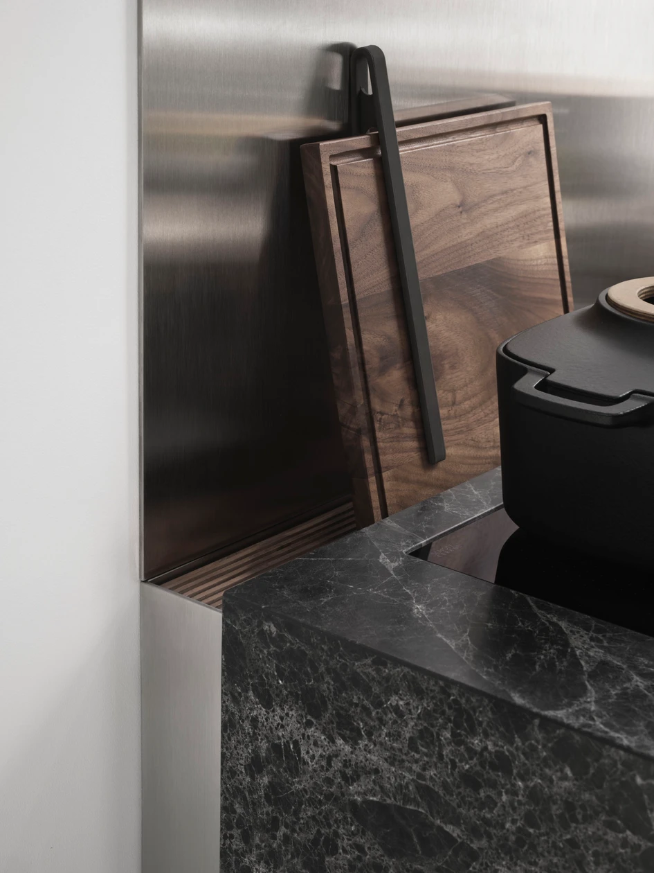 Eine weitere Ergänzung der Small Living Kitchens™ ist ein ausgeklügeltes System aus Edelstahl und Holz, mit dem die Kücheninseln an den Wänden befestigt werden können, was zu mehr Flexibilität bei der Gestaltung führt