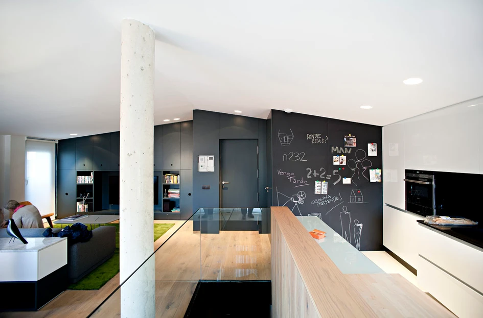 Chalkboard is an extremely simple method of adding personality and interaction to a wall, while providing a functional message board for busy homes. And it’s fun too. Photo: n232 Arquitectura