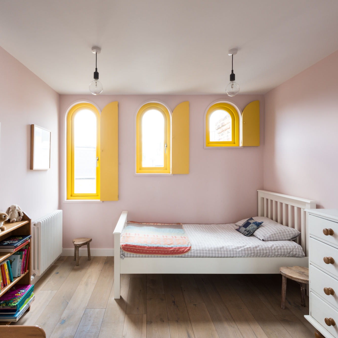 Leggi la storia 14 ways to maximise visual interest on a blank wall