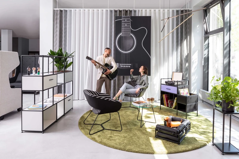 Spontaneous and informal exchanges can be initiated in different ways depending on the company. The decisive factor is that colleagues generate something in the office which is far more abstract from the home office, namely cohesion