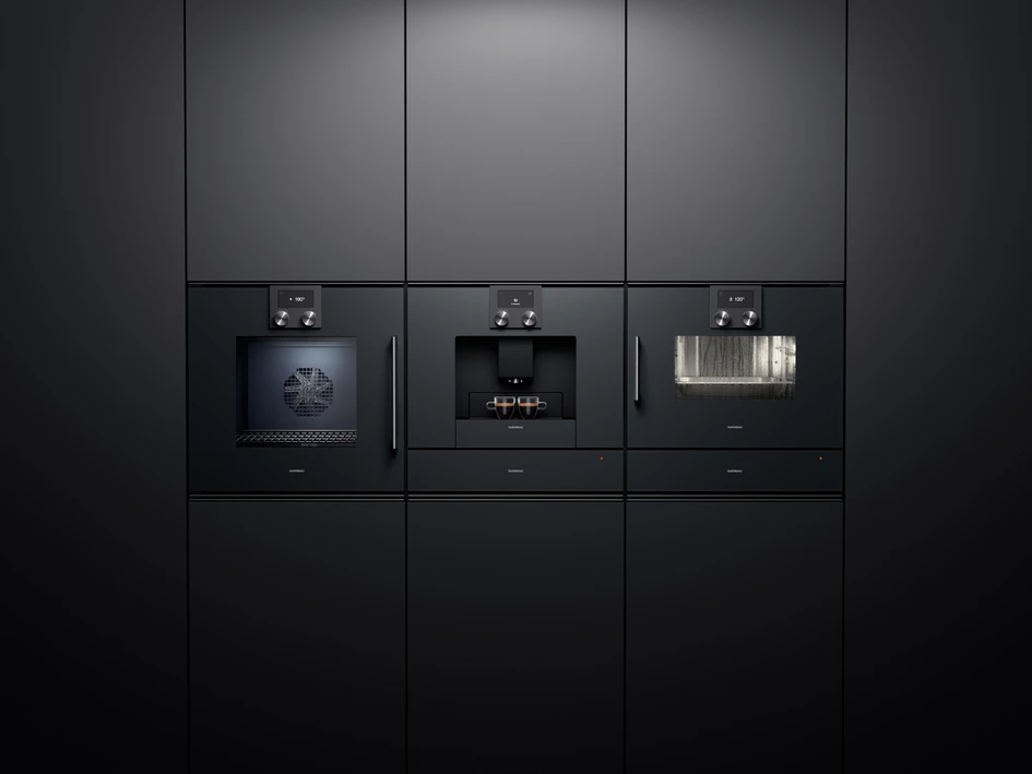 Gaggenau’s electric-powered 200 series serves all imaginable cooking activities with even-temperatures fan-assisted ovens and steam ovens, warming and vacuum drawers, microwaves and coffee machines