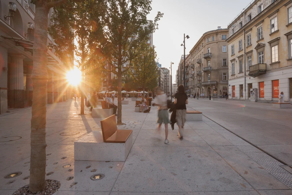 With reduced traffic, the busy intersection of Five Corners Square in Warsaw, Poland, prioritises pedestrians with an accessible paved public space. Photos: Bartek Barczyk