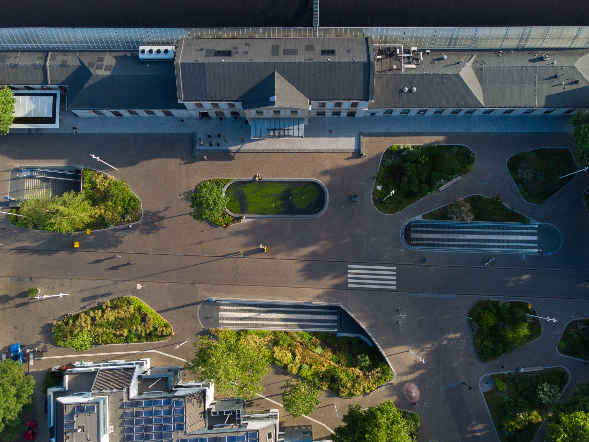 The Zwolle station forecourt features an underground cycle park for locals to park bikes, while also improving the greenery above the surface, too. Photos: Aiste Rakauskaite