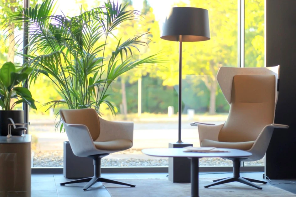 With its sophisticated design, Klöber's furniture exudes modern cosiness. Ergonomic technology allows users to comfortably sit and work for longer periods of time