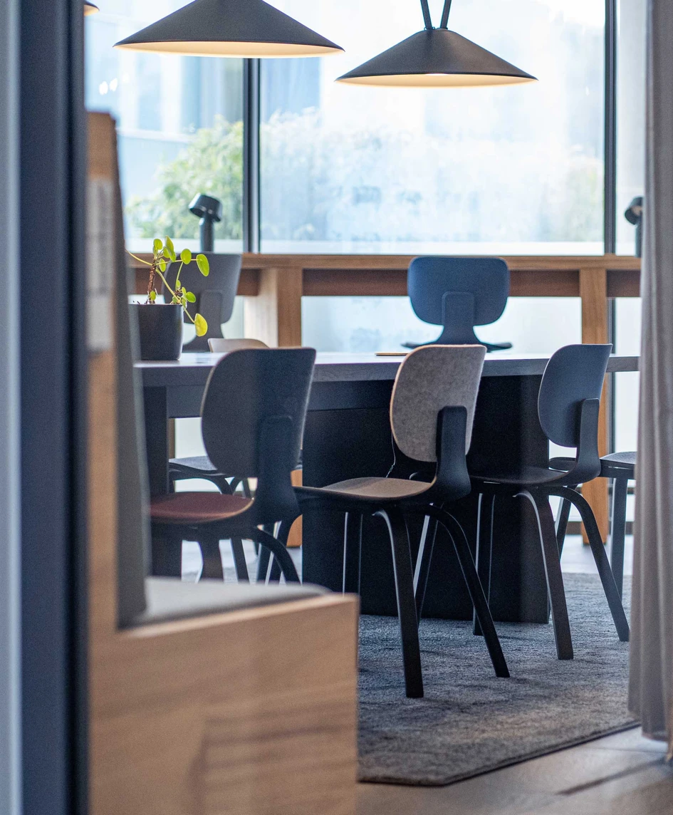 With its colour concept inspired by nature – available in five different tones reminiscent of the Lake Constance region – CoMeet pays homage to its origins