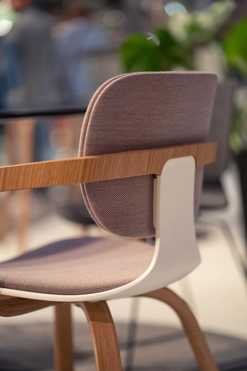 Beautifully designed and reduced to the essentials, CoMeet fits into a wide variety of working and living environments. The name is a combination of Coffee and Meeting, underlining the orientation towards mixed environments