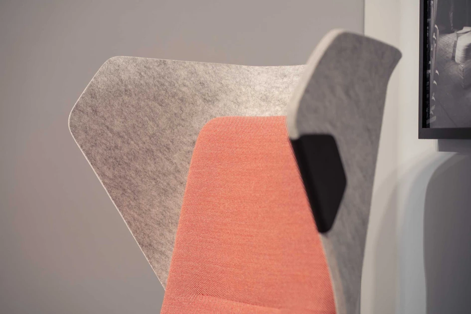 The seat shell of the Wooom series is made of moulded fleece, which is not only 100% recyclable, but itself also consists of recycled fibres – recyclate from shredded PET bottles