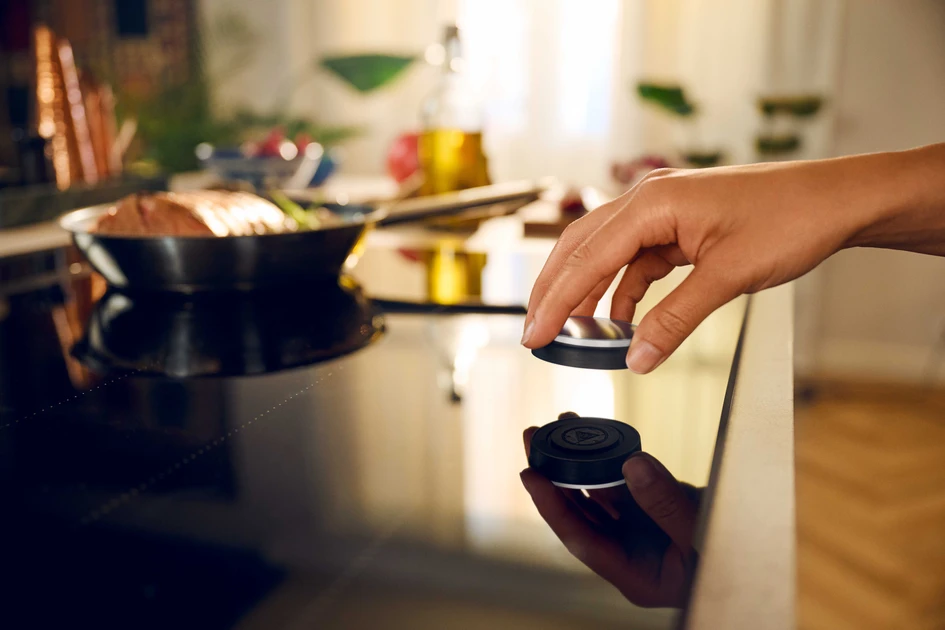 Twist Pad Flex® is a roaming control knob that can transfer from oven to hob to coffee machine. It brings fun to the cooking process, and ease to the job of cleaning