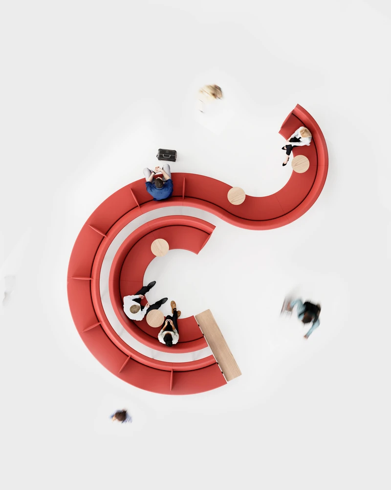 The modular curves of the BAY system allow for choice in the degree of connection between those occupying its benches – which come wider for areas where wait times are longer