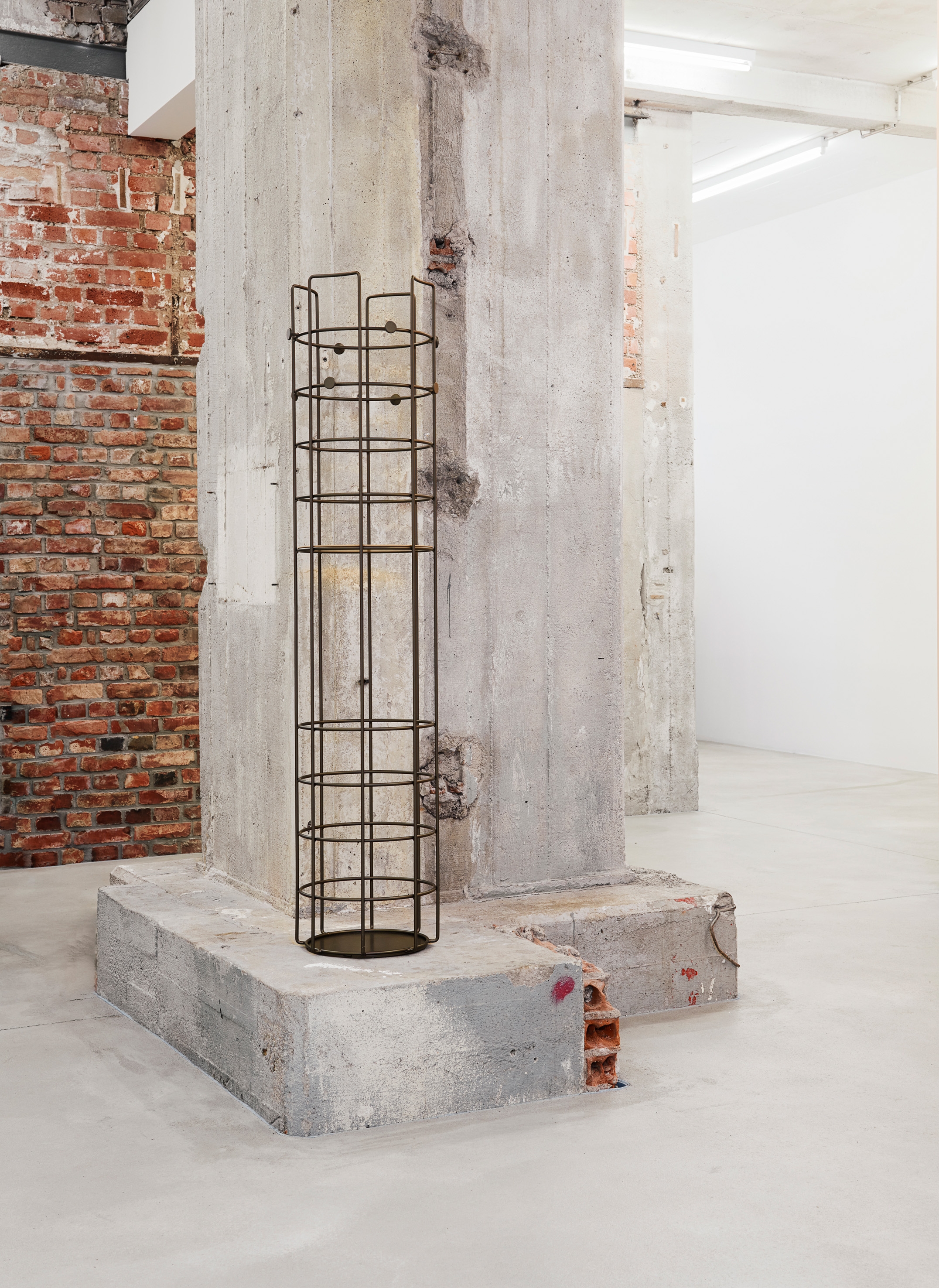 Harmonious ensemble: the ‘Ancient Bronce’ metal shade developed for the special edition of the table frame is also available for the ‘Hirche Bar Trolley’ and the ‘Bazar’ standing coat rack