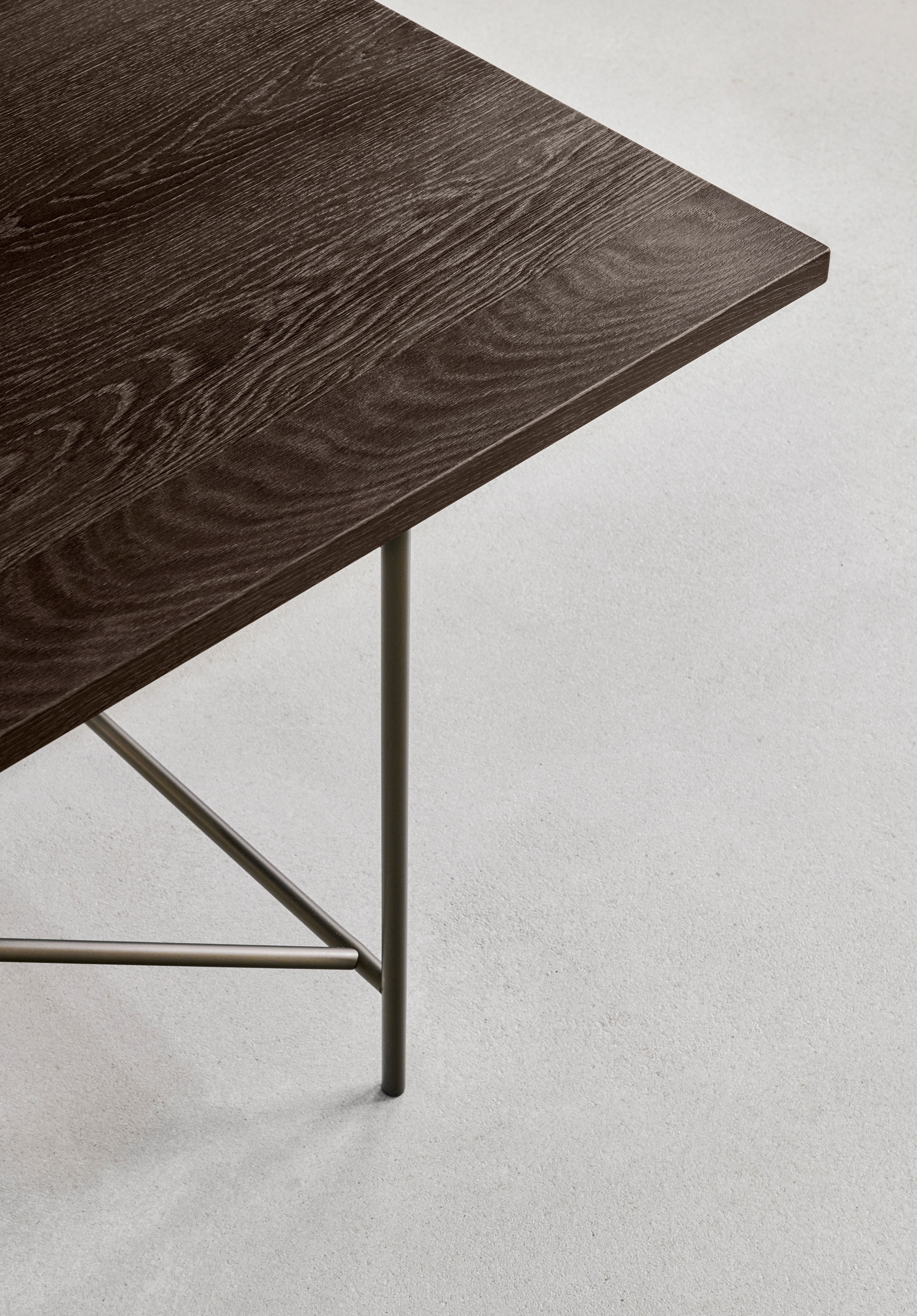 To mark the 70th anniversary of the iconic design, Richard Lampert presented a special limited edition of the frame in 2023 with a new silky powder coating and high-quality table tops