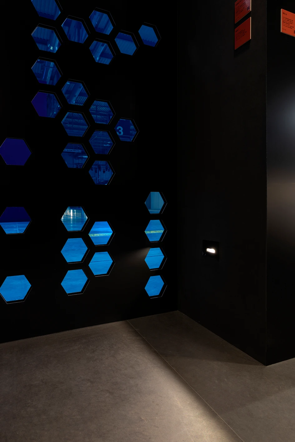 Naka 2.0, 3000K, 2W, asimmetrica, nero / L&L Stand - Euroluce 2023, Milan, Italy. Project by Behubble, photo by Alessio Tamborini