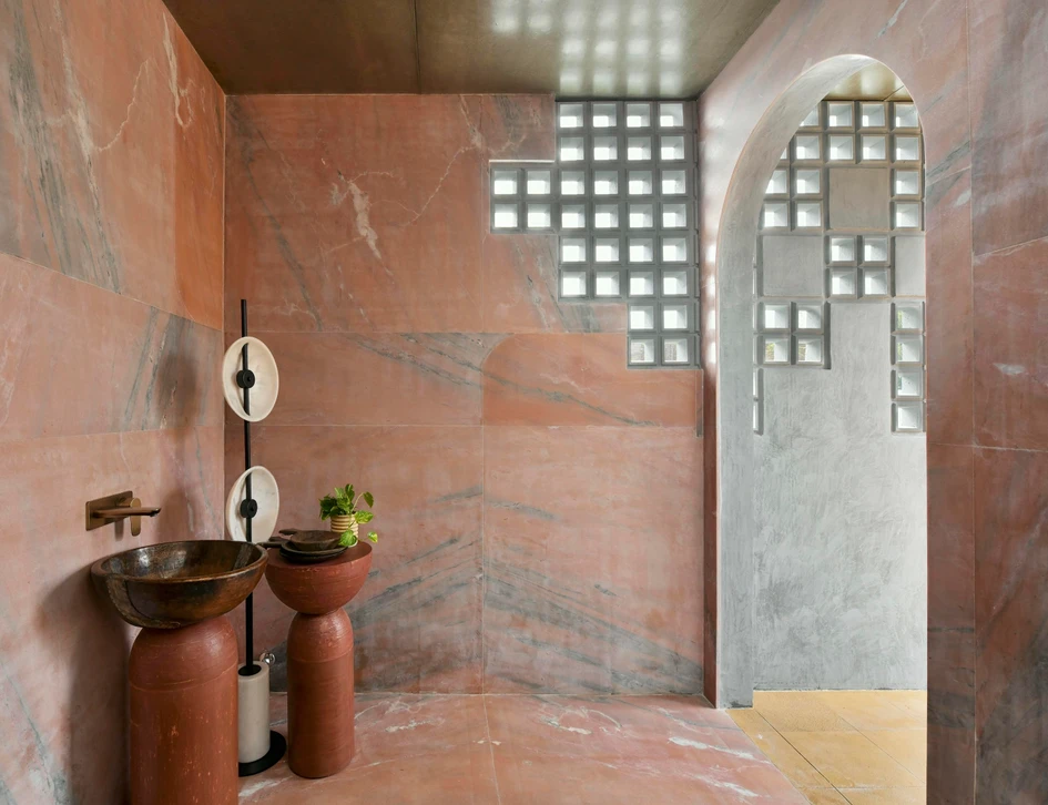 Dusk House by naav Studio in the Indian megacity of Hyderabad invites calm in the eye of the storm through its playful treatment of light, shapes and reflection. Photo: Monika Sathe