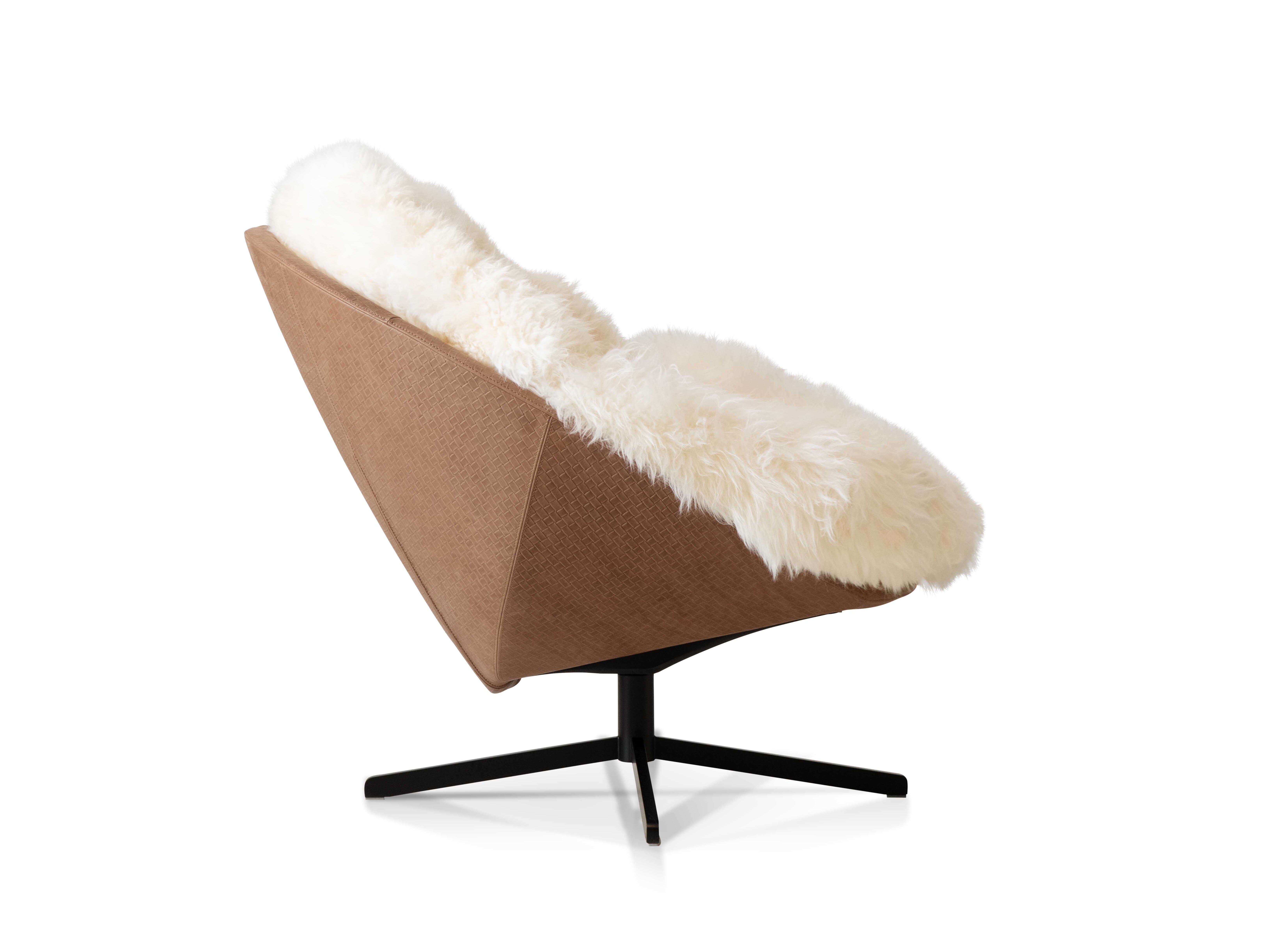 Interplay of materials: genuine sheepskin and embossed leather ensure a high-end appearance