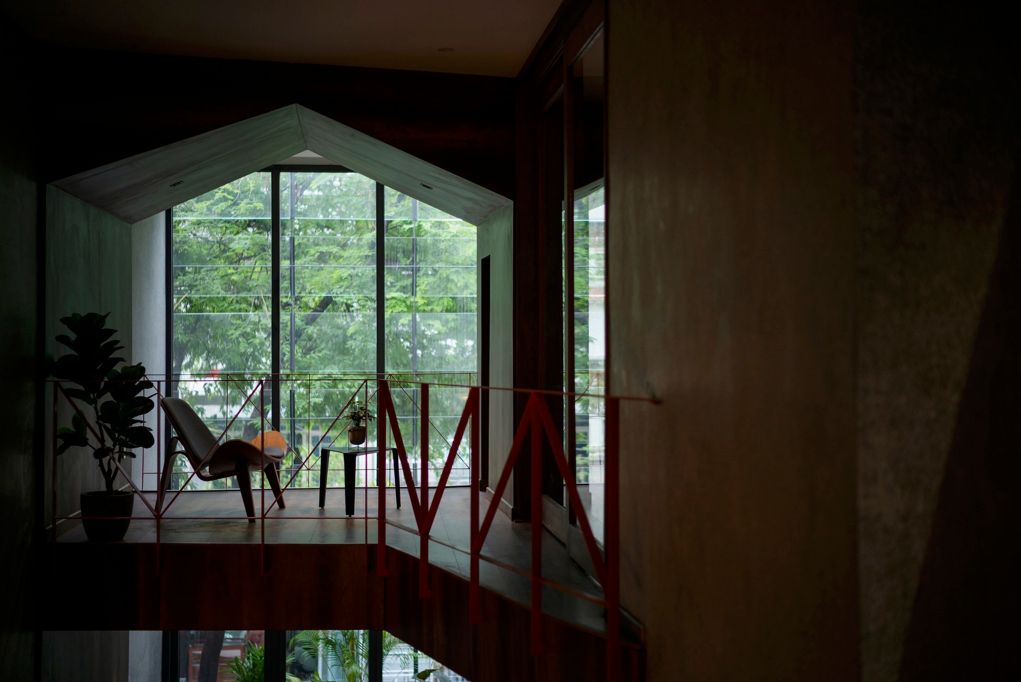 Das schmale Bao Long Office in Ho-Chi-Minh-Stadt durchbricht die benachbarte Einheit und verbindet das gemischt genutzte Gebäude mit einer auffälligen orangefarbenen Treppe. Fotos: Quang Dam