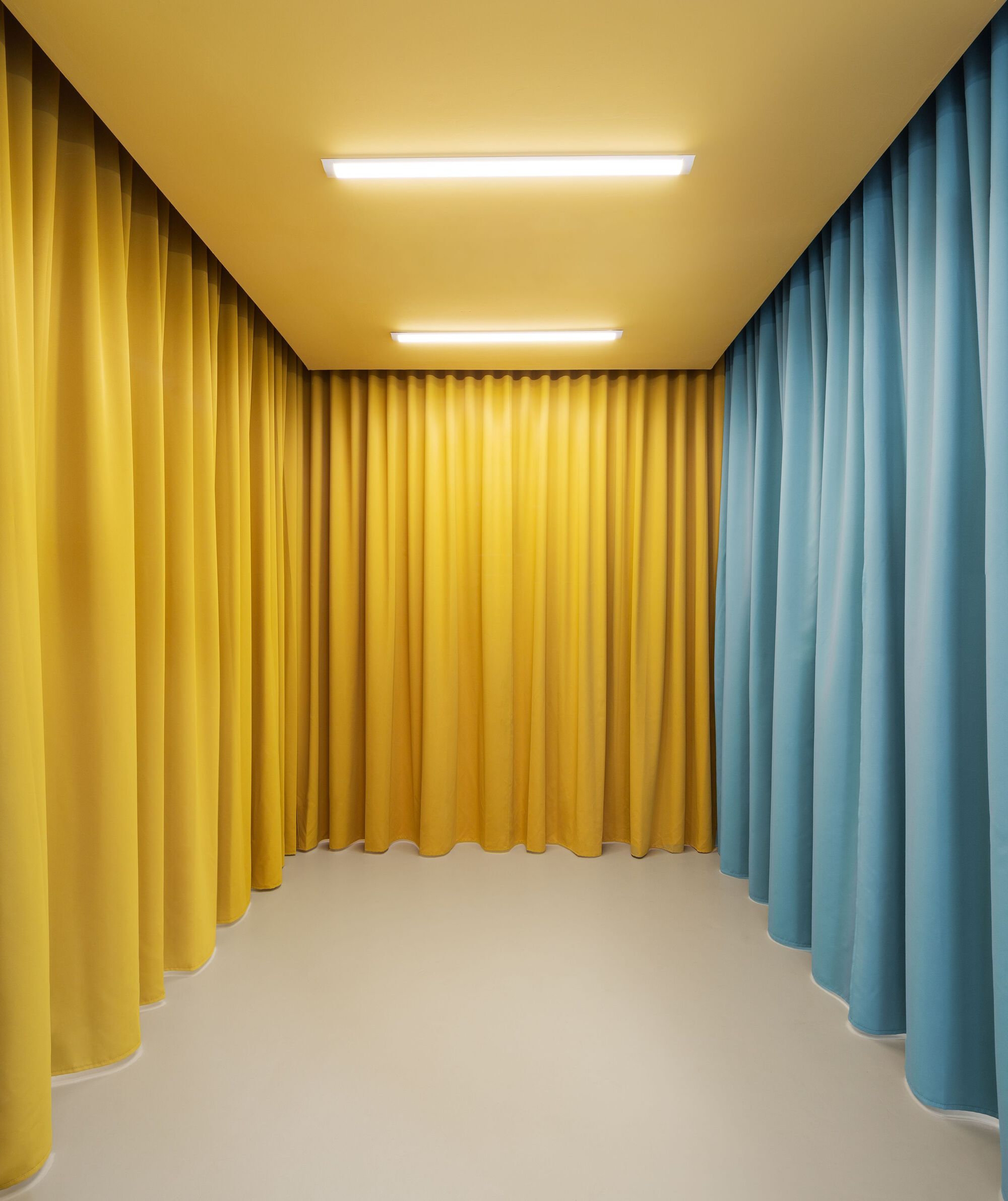 Der gemeinschaftsorientierte Coworking Space in Baró de Viver in Barcelona nutzt farbcodierte Vorhänge, um einen grossen Arbeitsbereich in zwei flexible Einheiten zu verwandeln. Fotos: Judith Casas