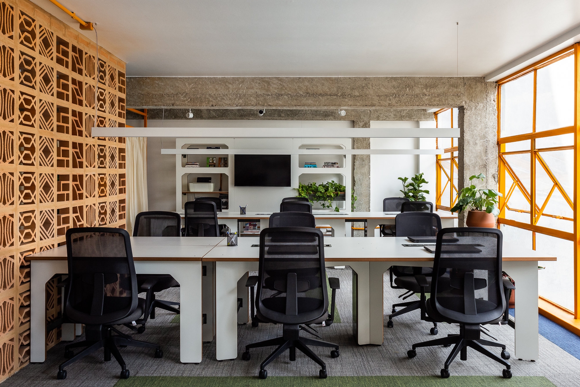 Das Cobogó Relações Públicas Offices schafft es, eine gesunde Anzahl von traditionellen Arbeitsplätzen in einem Büro von der Grösse eines Apartments in São Paulo unterzubringen. Foto: Isra Gollino