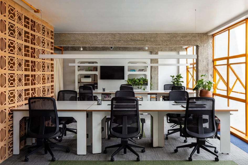 The Cobogó Relações Públicas Offices manages to squeeze a healthy number of traditional workspaces into an apartment-sized office in São Paulo. Photo: Isra Gollino