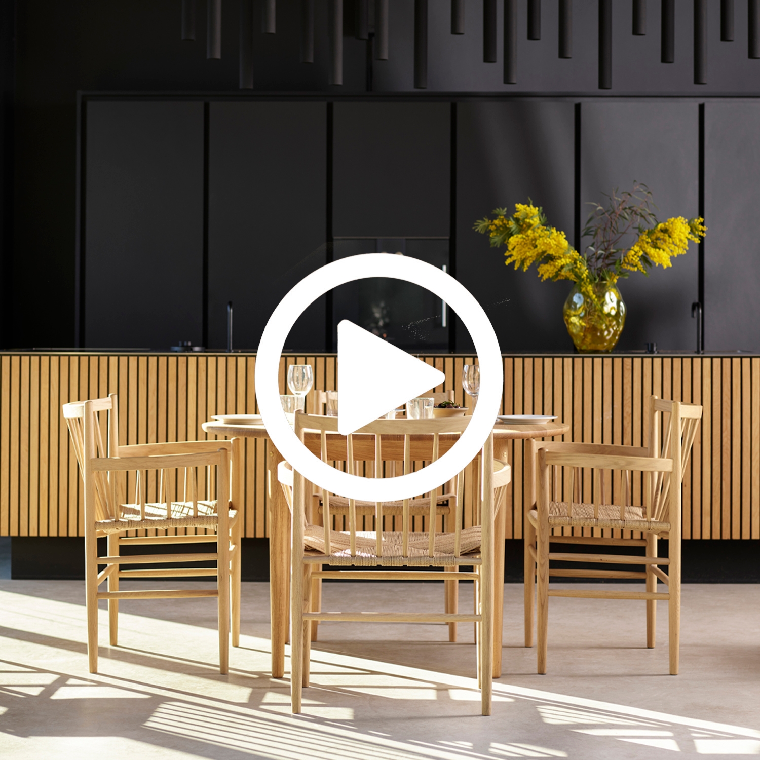 Lees storie A classic, yet timeless chair duo: FDB Møbler’s J80 & J81