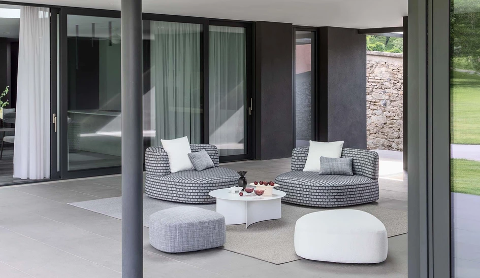 Flou richtet Häuser für ein modernes Leben ein und passt die Materialien einiger seiner klassischen Designs an, wie etwa die boulderähnlichen Sitzmöbel der Serie Pierre, so dass sie sich leicht in Aussenbereiche übertragen lassen