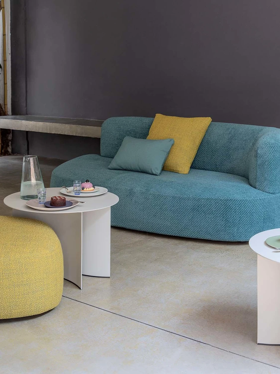 Die Sitzmöbel von Pierre mit abnehmbaren Bezügen können mit Stoffen für den Innen- oder Aussenbereich bezogen werden. Dank einer neuen Stofftechnologie sind die Outdoor-Varianten überaus bequem und können genauso drinnen verwendet werden