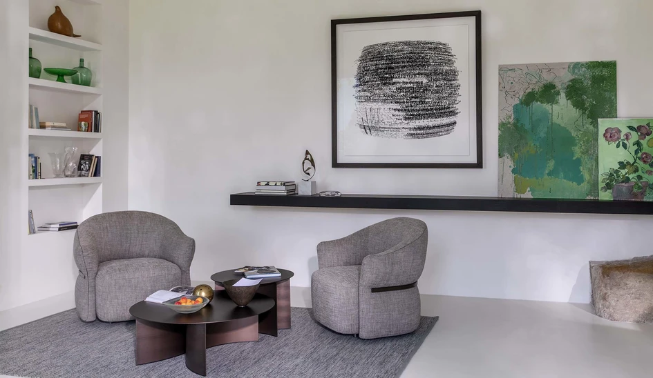 Die Madame Butterfly-Kollektion kompakter Sessel und Sofas, entworfen von Touch Studio, hat weiche, umhüllende Eigenschaften, die ein Gefühl von Volumen vermitteln, ohne viel Platz zu beanspruchen