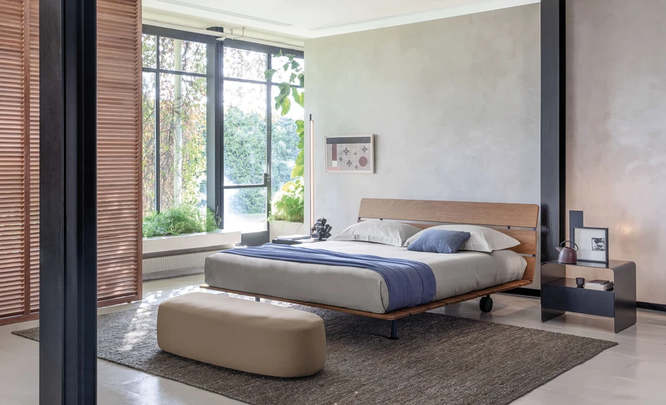 Mit den Aktualisierungen werden auch die Materialien der Aussenmöbel ins Haus geholt. Tadao, das ikonische Bett, das 1993 von Vico Magistretti entworfen wurde, wurde in robustem Iroko-Holz überarbeitet