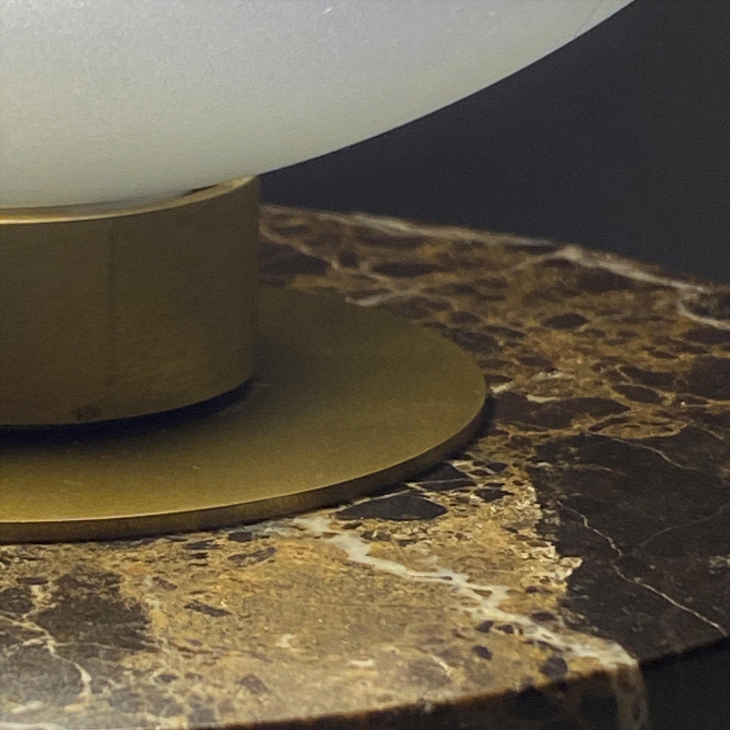 Lire l’histoire Joe Scog: The British lighting brand making necessity the mother of production