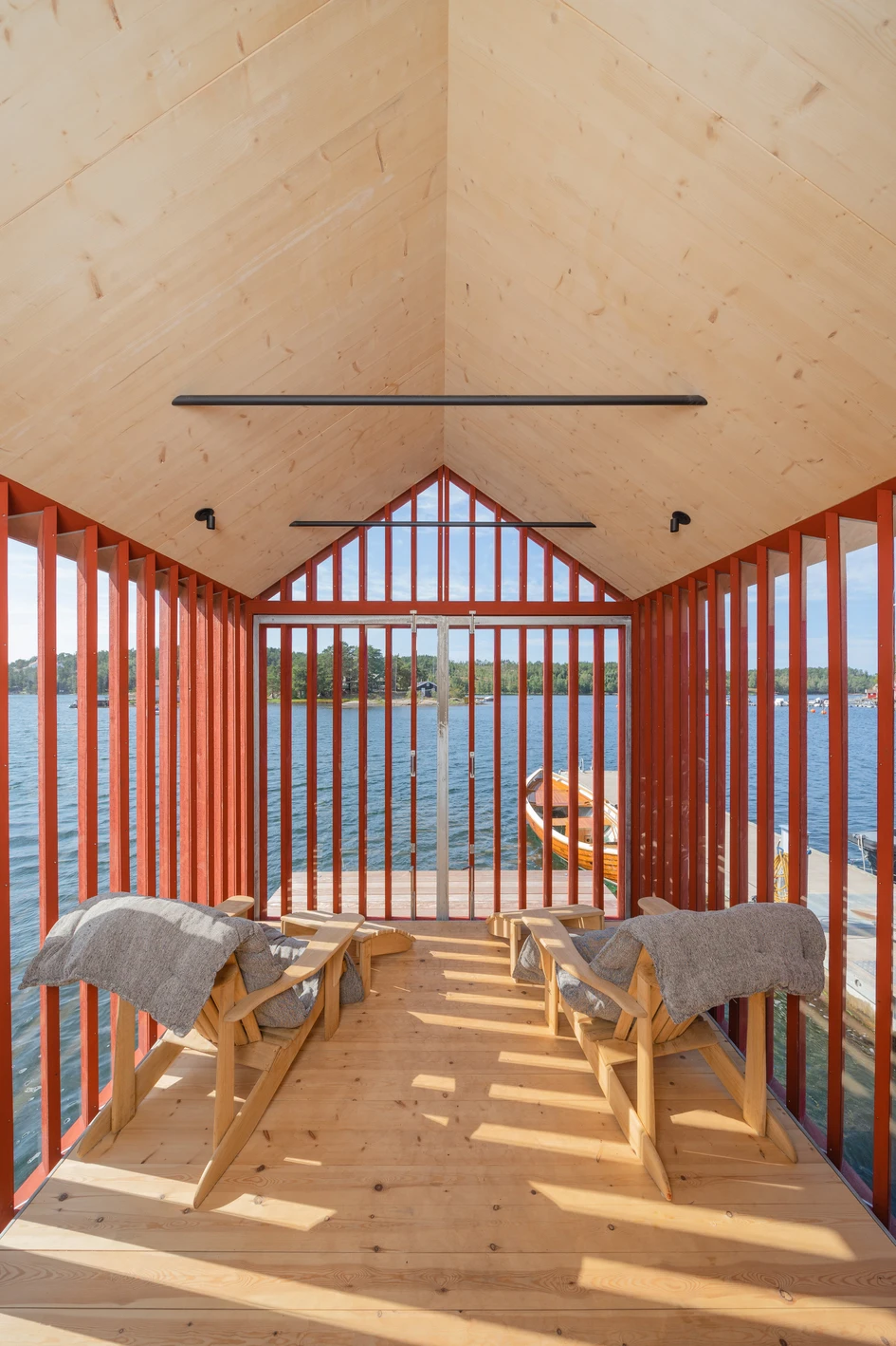 The Badehus uses a brise soleil facade with 45-degree wooden cladding combined with strips of glass to shelter its interior from others behind and alongside, while retaining its own view out. Photos: Carlos Rollan