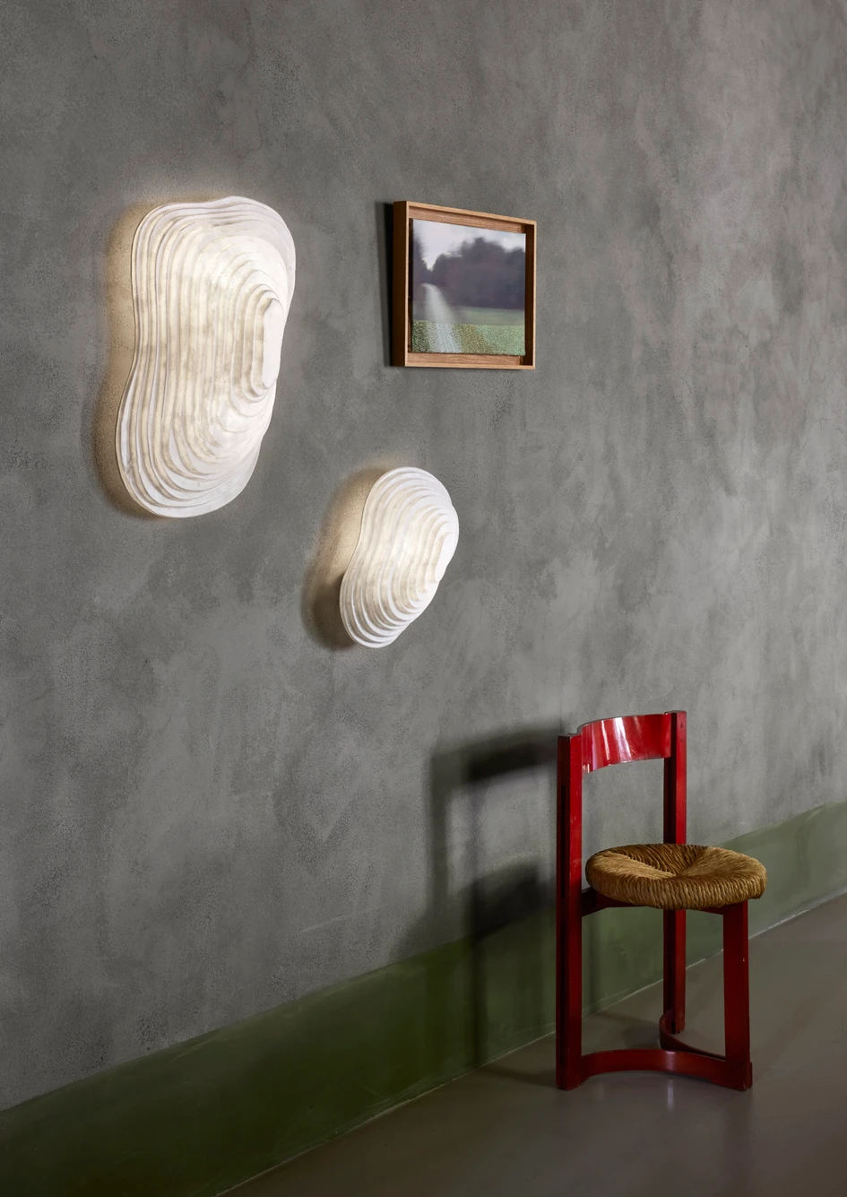The uniqueness of Nebulis is its ability to be strong in shape and voluminous but unexpectedly lightweight and delicate in finish, making it ideal for hanging both as pendants and on walls as sconces