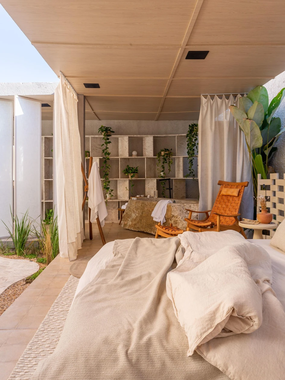 The central outdoor space at Oásis Ventú (top) connects all interior spaces with a pathway of local bahia marble. Bathroom and bedroom seamlessly flow into one another and highlight vegetation and organic materials. Photos: Lucas Panobianco