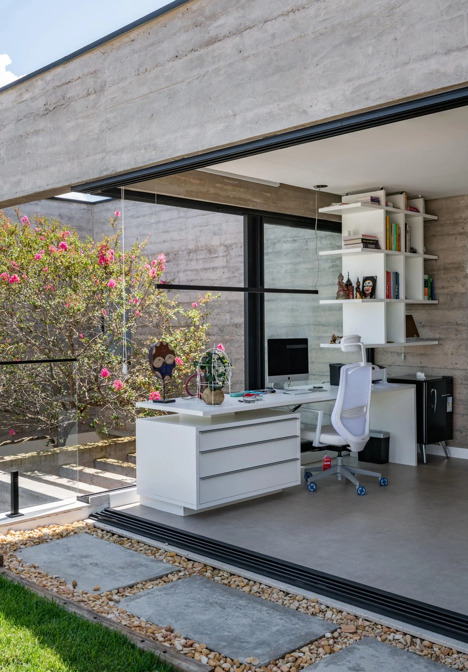A hiatus was created between the street and ‘internal’ spaces at House RZR through different ceiling heights (top), while a generous pool and terrace (middle), as well as roof terrace, connect living and office spaces (bottom). Photos: Favaro Jr.
